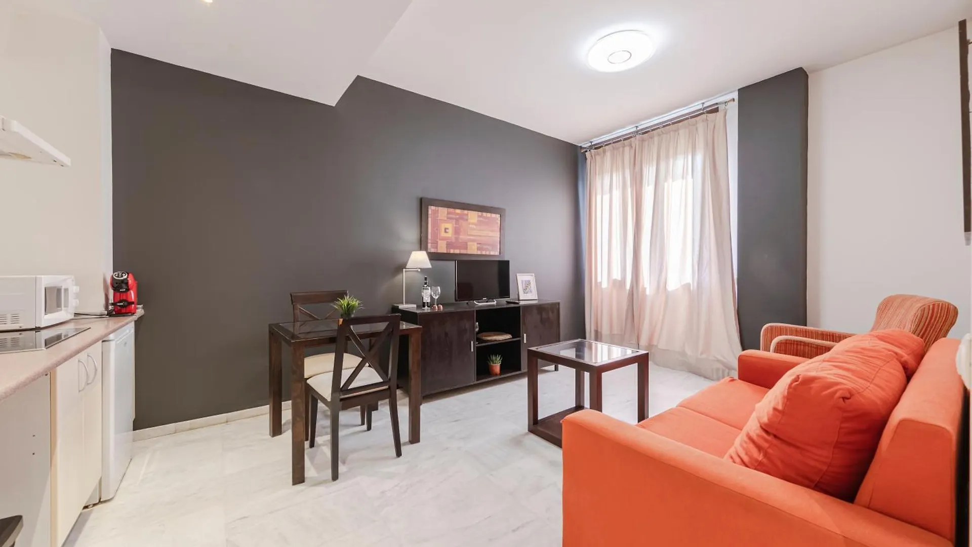 Sevillahome-Apartamento Complejo Piscina Parking 0*, Sevilla España